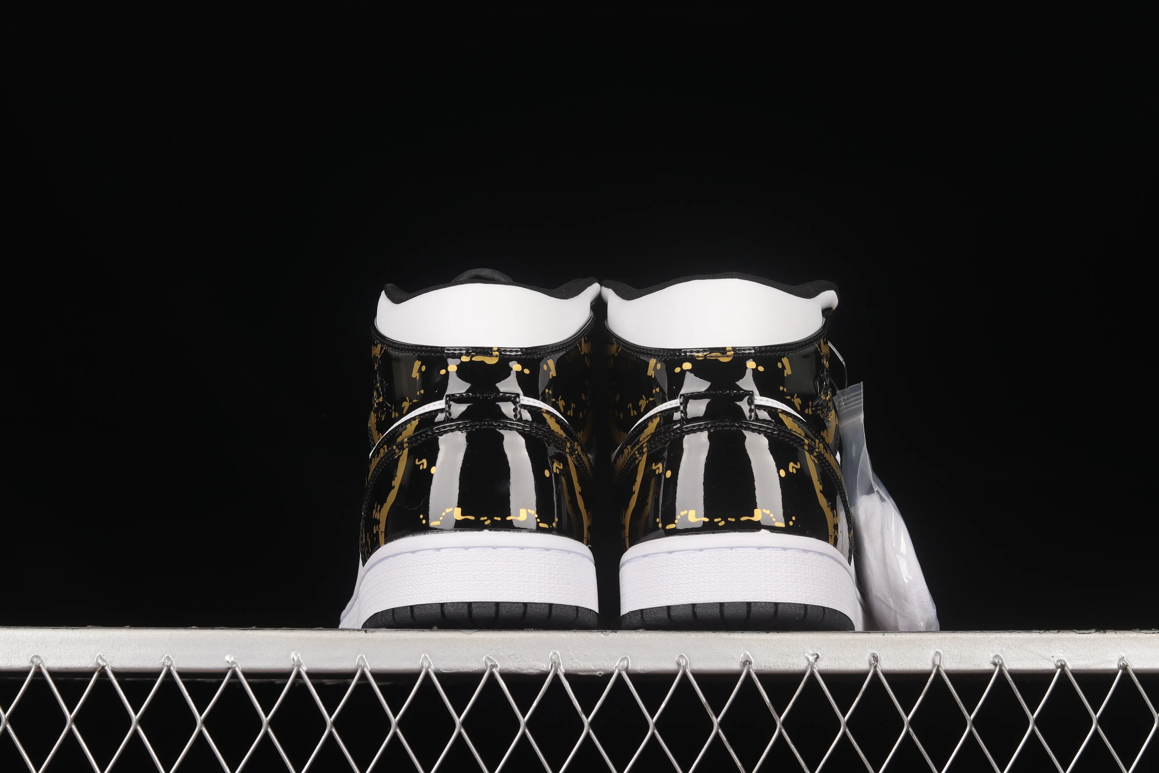 All categories Air Jordan Jordan series basketball shoes Air Jordan 1 Mid Air Jordan 1 Mid AJ1 Joe 1 patent leather black gold mid-top basketball shoes 554724-132